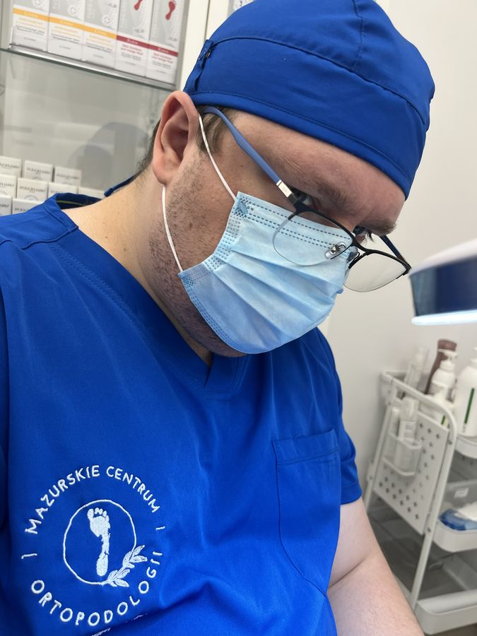 Lekarz-chirurg Maciej Kisiel podczas zabiegu podochirurgicznego